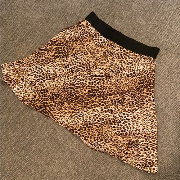 Karen Kane knee length Leopard print skirt - Picture 2 of 7